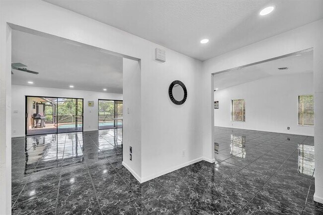 Building Photo - 303 NW 105th Terrace