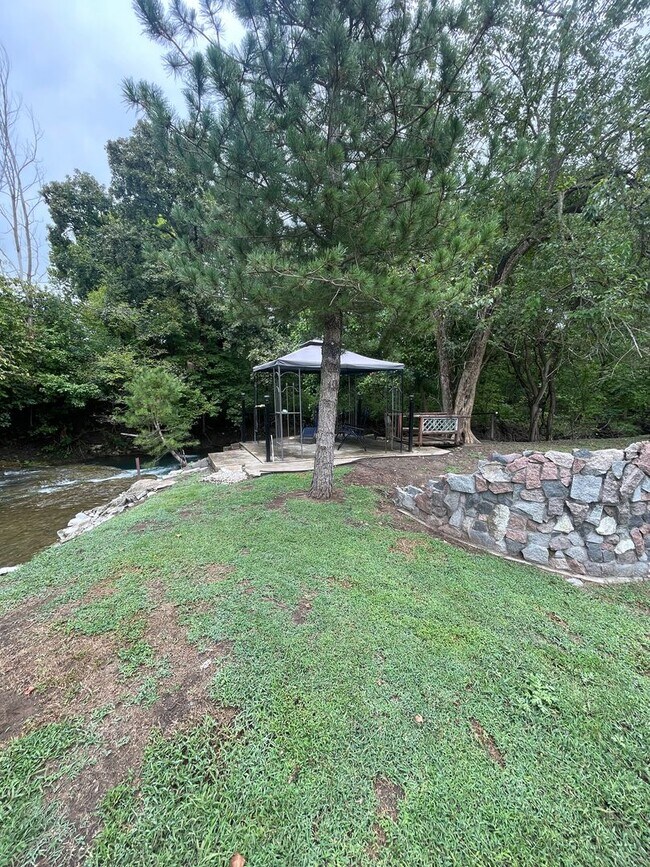 Building Photo - Bateman