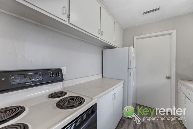 Building Photo - First Month FREE! Cute 3 bedroom house near shopping, restaurants, and WSU