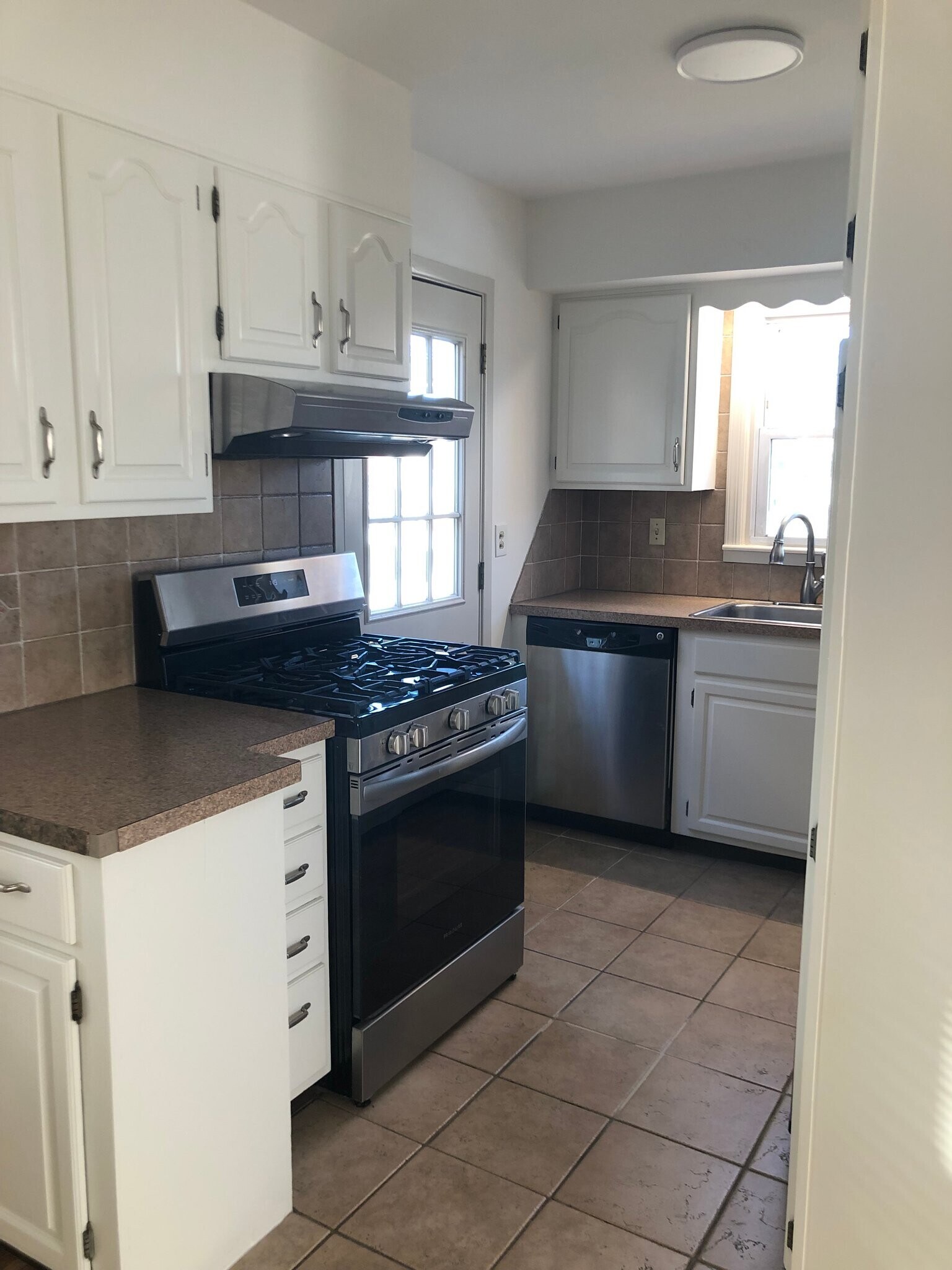 Building Photo - 9 Graywood Rd