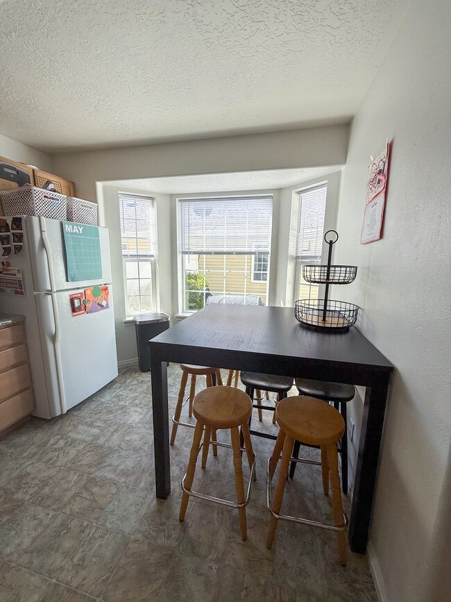 Building Photo - 884 Capital Ave