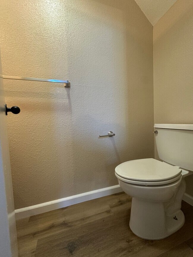 Building Photo - Spacious 4 Bedroom Corner Lot in Brentwood!