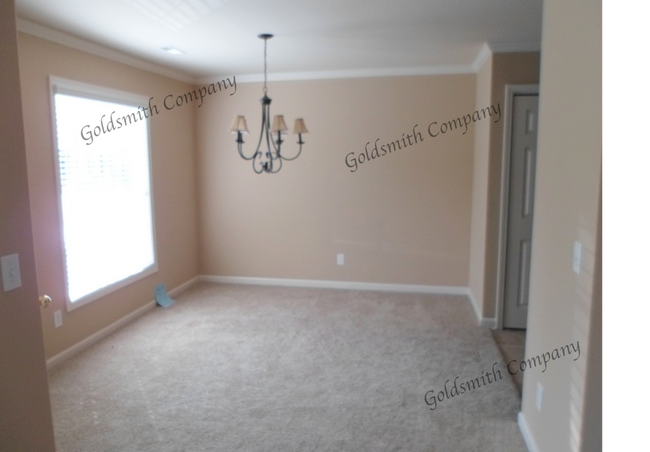 Building Photo - "Spacious 3-Bedroom Townhouse with 2.5 Bat...