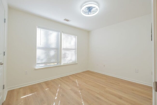 Building Photo - 490 S Barnett Shoals Rd