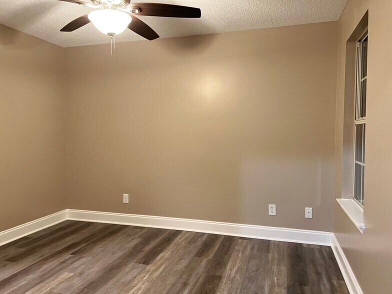 Building Photo - 112 Creekview Trl