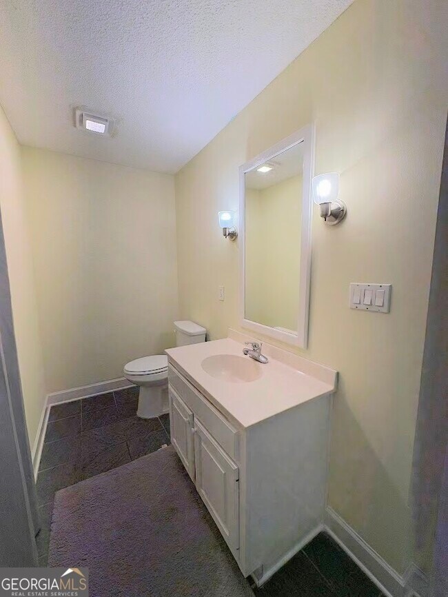 Building Photo - 2939 Rivercrest Dr