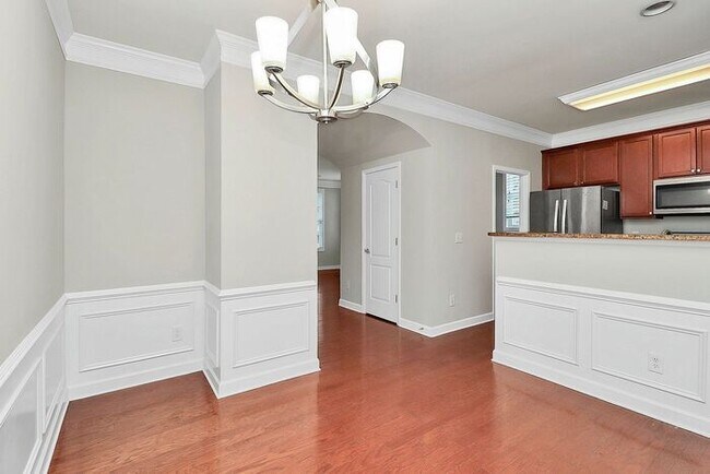 Building Photo - Beautiful End Unit 3BD/2.5BA Townhome in t...