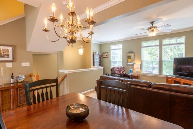 Building Photo - 703 Rainier Rd