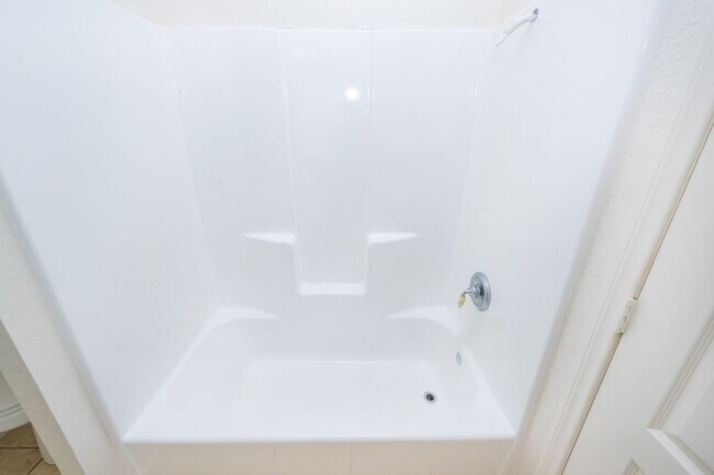 Building Photo - 2 Bedroom 1.5 Bath Available Now in El Cajon! AC/OFF STREET PARKING/IN UNIT LAUNDRY