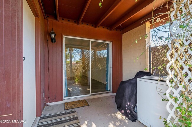 Building Photo - Move In Ready Unit! 1 Bed 1 Bath New Flooring!