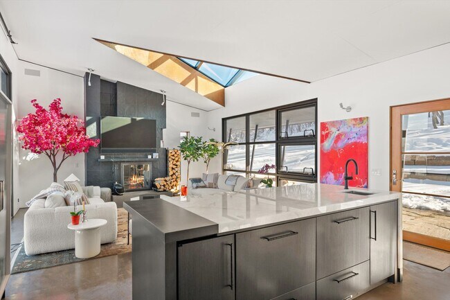 Building Photo - 2700 Juniper Hill Rd