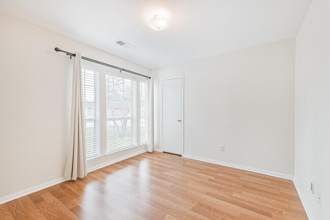 Building Photo - 4119 Hermitage Hollow Ln