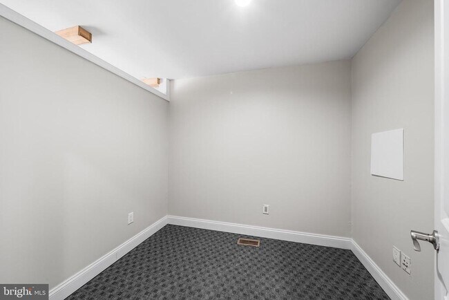 Building Photo - 619 S 42nd St