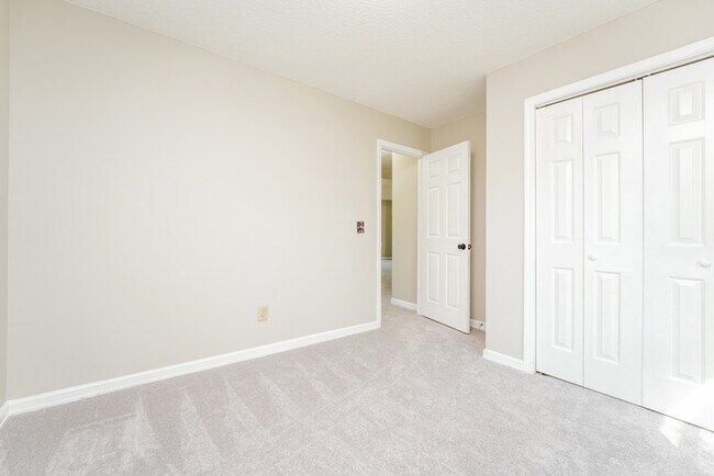 Building Photo - Fantastic 3bd/2ba home! Coming soon!