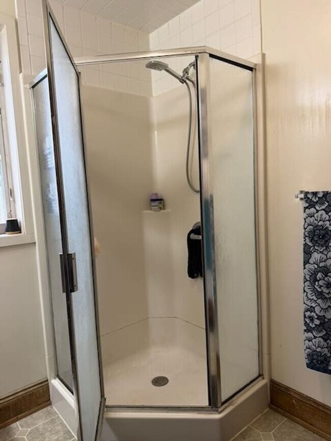 Building Photo - 4 Bedroom Townhome Across Street from JMU