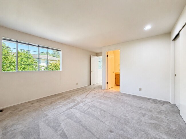 Building Photo - 2009 Mill Pointe Dr SE