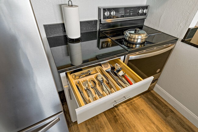 Building Photo - 2502 N Rocky Point Dr