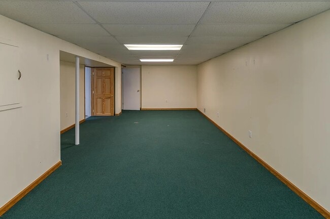 Building Photo - 150 Bobolink Ave