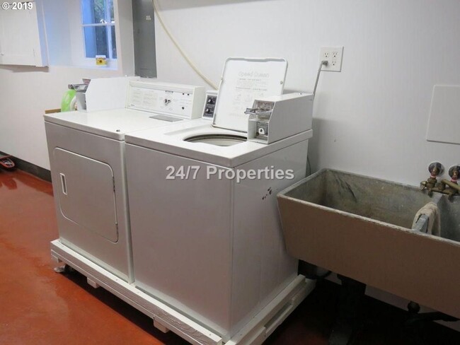 Building Photo - Spacious 1 BD | 1 BA on a Beautiful Proper...