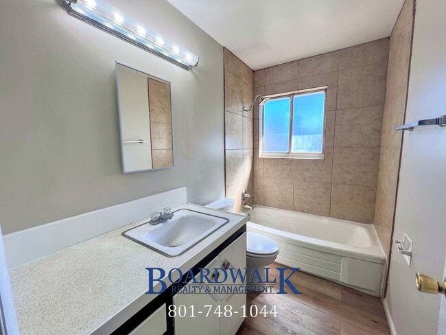 Building Photo - Awesome Sandy 5 Bed 2 Bath House!