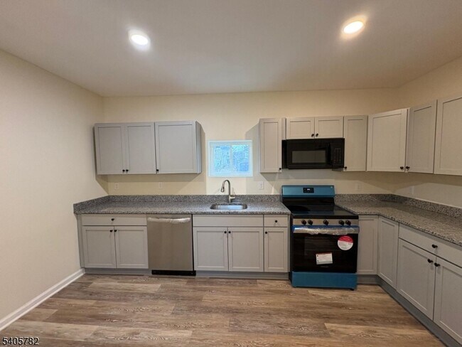 Building Photo - 786 S Main St