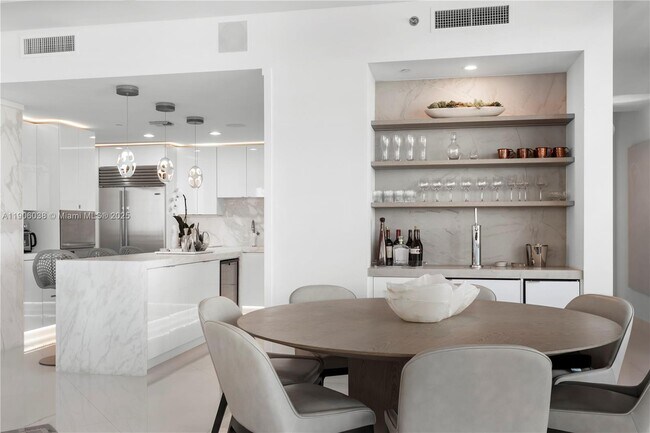 Building Photo - 5959 Collins Ave