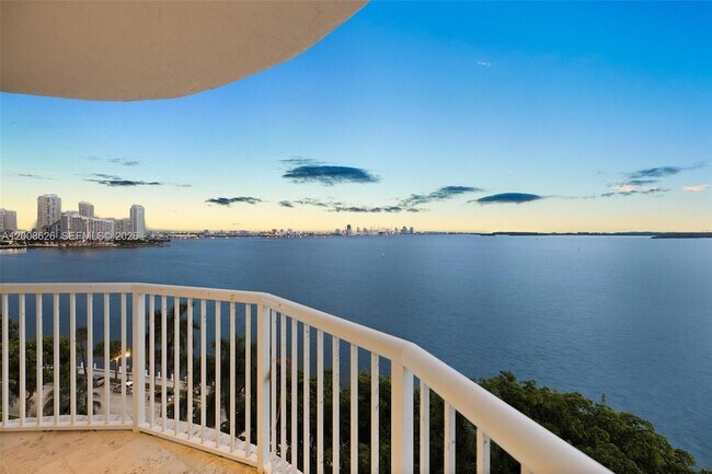 Building Photo - 1420 Brickell Bay Dr