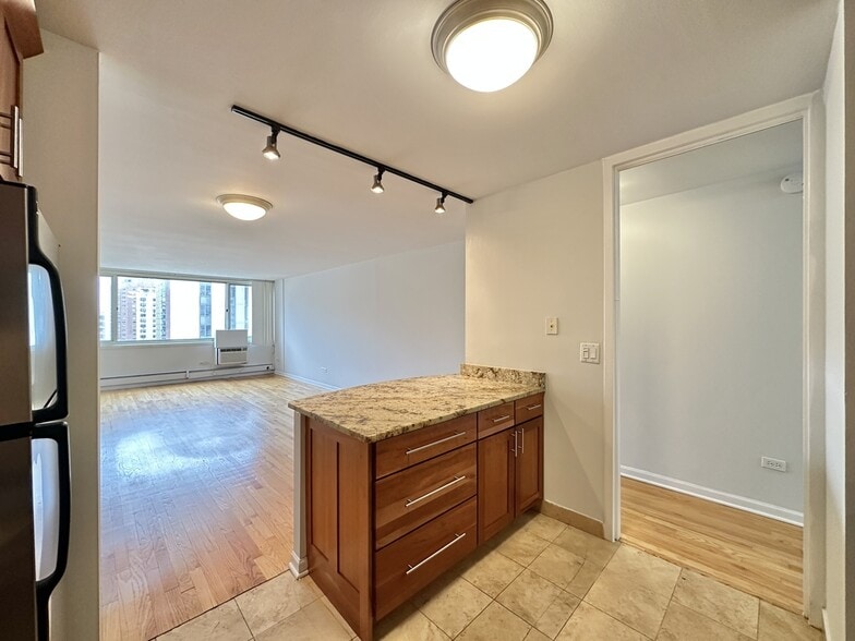 Building Photo - 1442 N Dearborn St