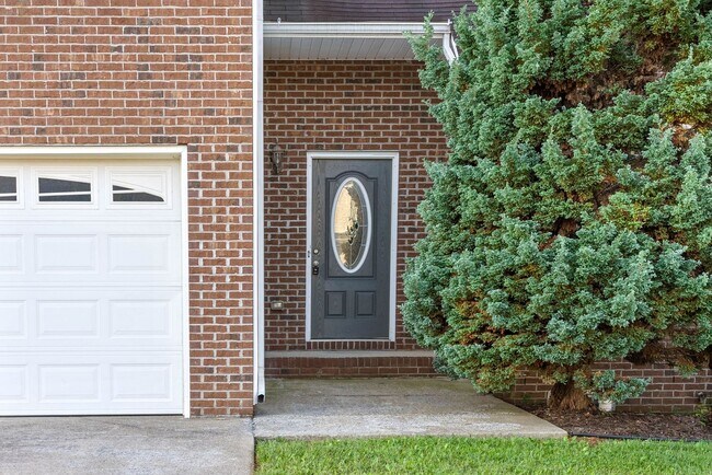 Building Photo - Pet Friendly Three Bedroom with Bonus!