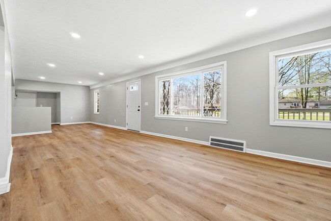 Building Photo - 3735 Richlawn Rd