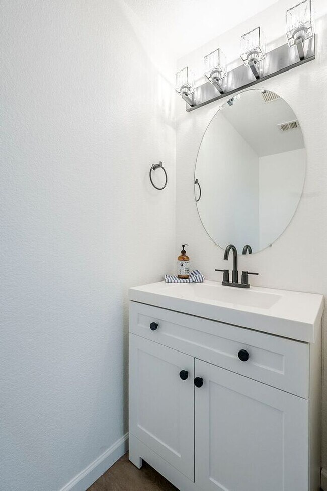 Building Photo - Stunning 2 Bed 1.5 Bath Condo in Scottsdal...