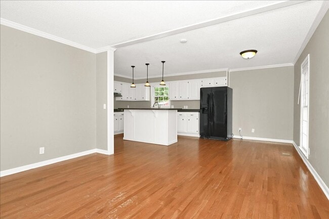Building Photo - Beautiful 4 Br Brick home