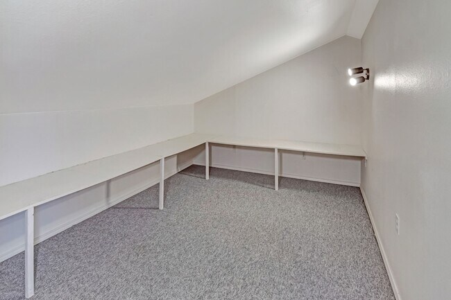 Building Photo - 2423 Pleasant Cir N