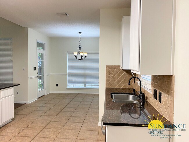 Building Photo - Stunning 5 Bedroom Home in Robledal Estates