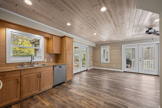 Building Photo - 251 Landwood Ln