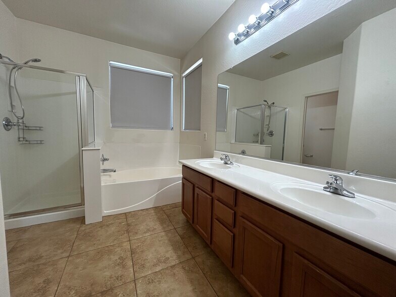 Building Photo - 3161 S Southwind Dr