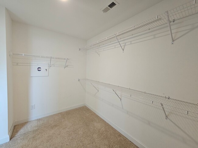 Building Photo - New Listing