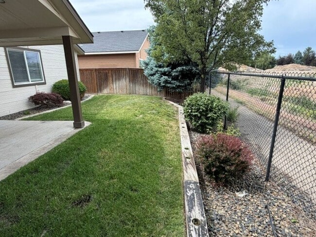 Building Photo - Beautiful 3 be 2 bath home with office in Meridian just off Locust Grove and Amity