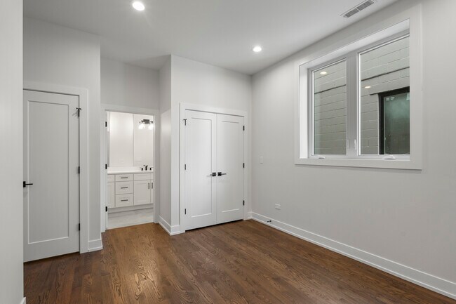 Building Photo - 420 E 50th Pl