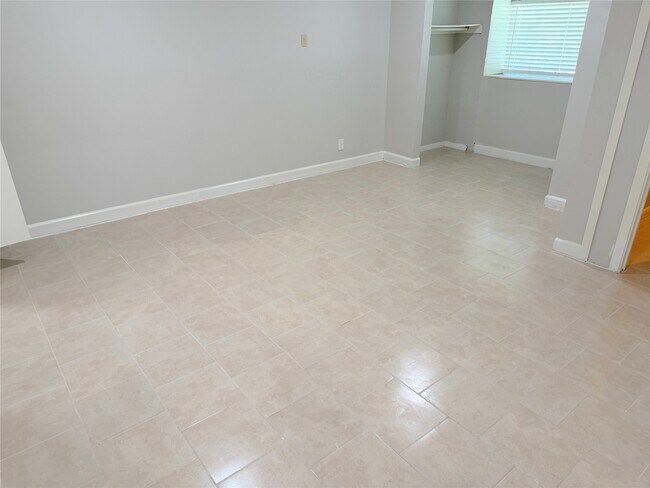 Building Photo - 534 Glenvale Dr