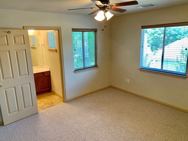 Building Photo - Beautiful 2 Bed/2.5 Bath Home in Round Roc...