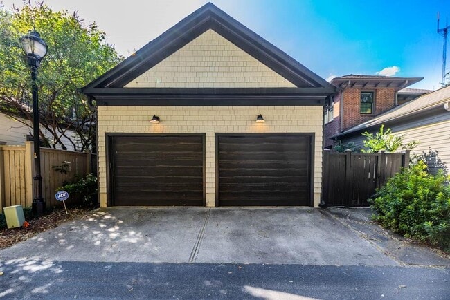 Building Photo - 470 Hamilton St SE