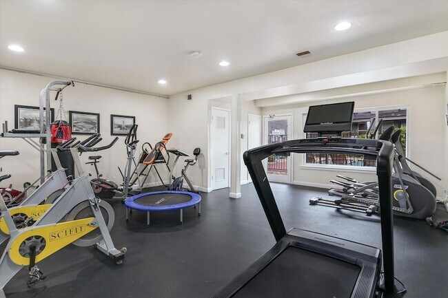 Building Photo - 2020 S Congress Ave