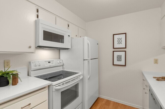 Building Photo - Charming 2 Bed/1 Bath Lake Oswego Condo in Eagle Crest Community