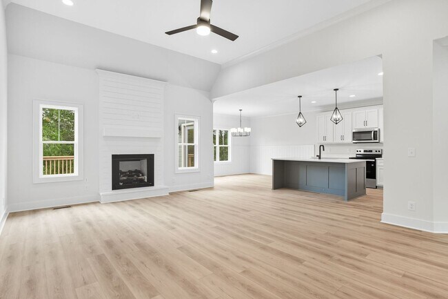 Building Photo - FOR LEASE- 4 BED 3 BATH SINGLE-FAMILY HOME IN LEBANON!