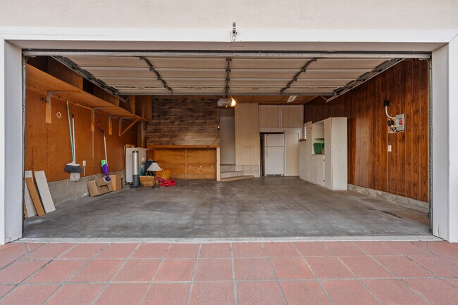 Building Photo - 10561 Alskog St