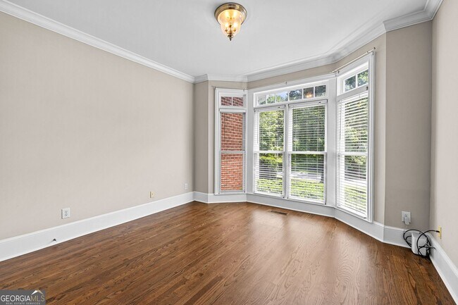 Building Photo - 340 Broadmoor Dr