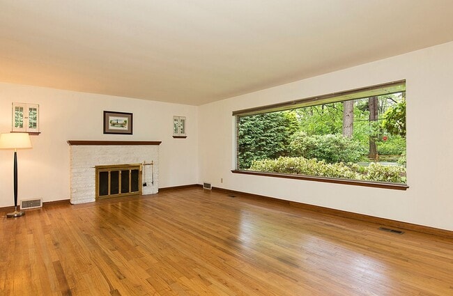 Building Photo - North Mercer Island Home .  First Hill