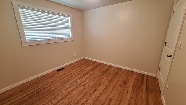 Building Photo - Brand new paint & move in ready 3 bed 1 ba...