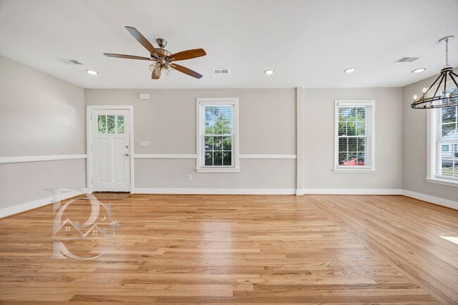 Building Photo - RENOVATED THREE BEDROOM IN ROSEWOOD